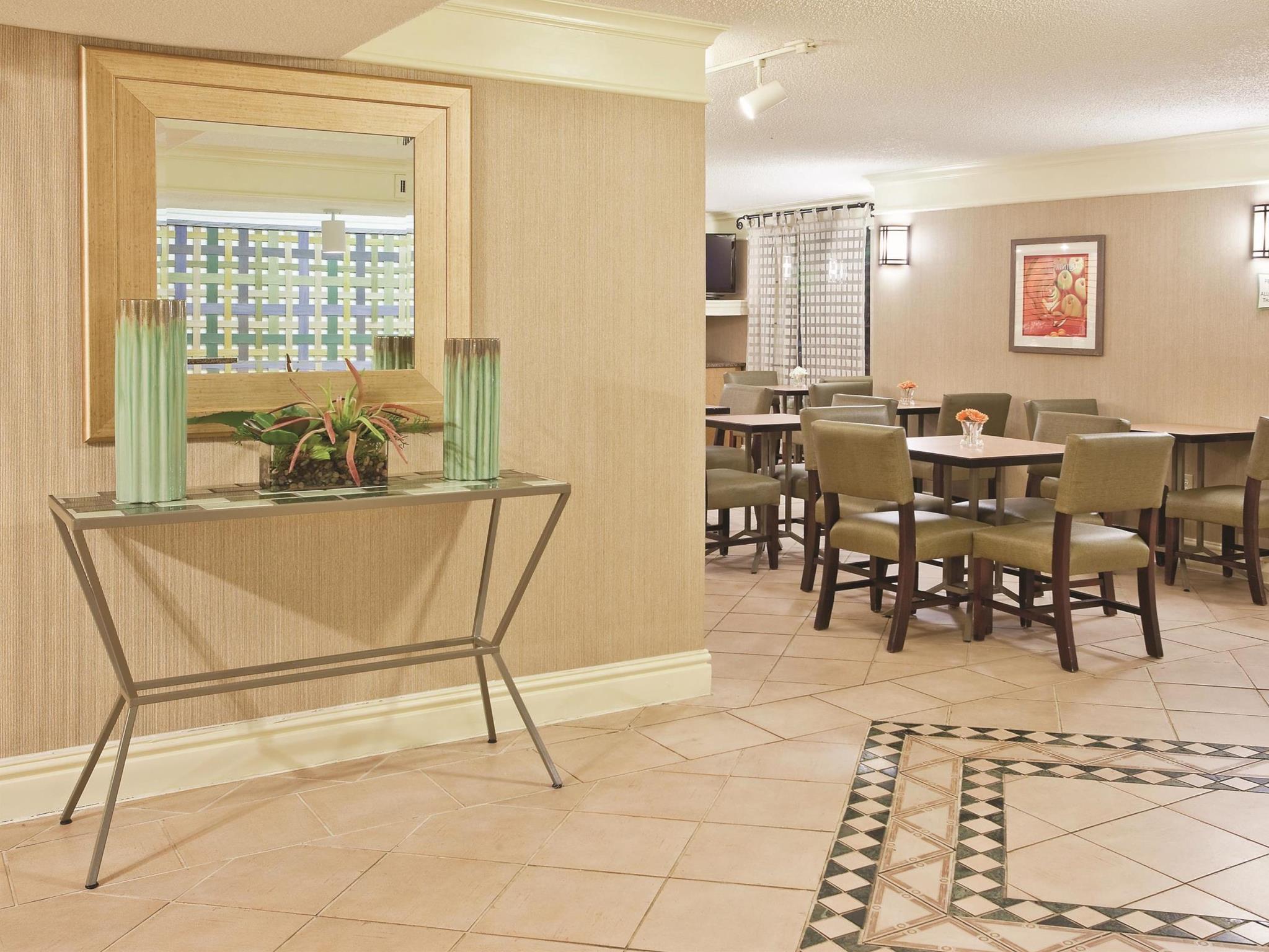 Howard Johnson By Wyndham Columbus Fort Moore Exteriér fotografie