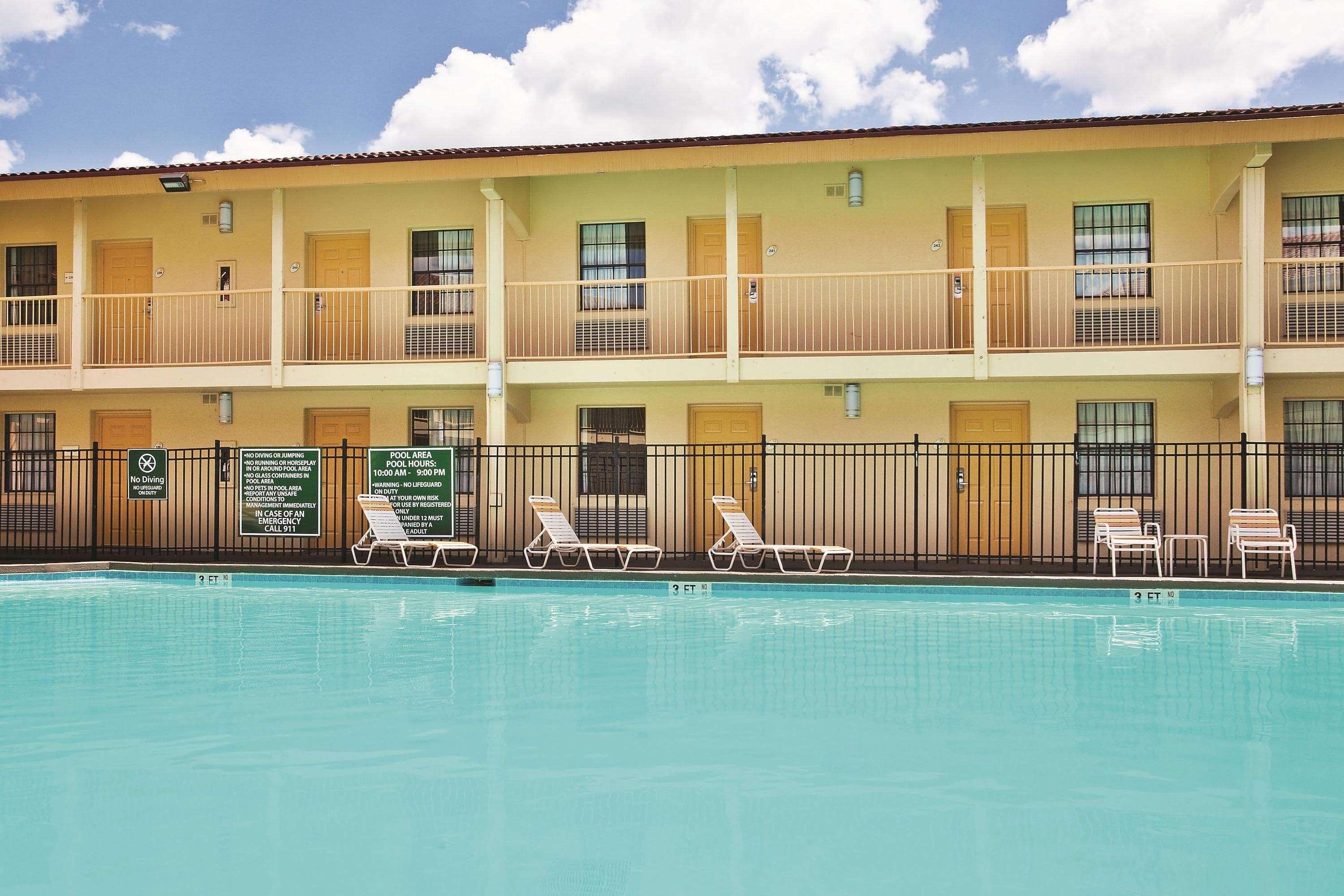 Howard Johnson By Wyndham Columbus Fort Moore Exteriér fotografie