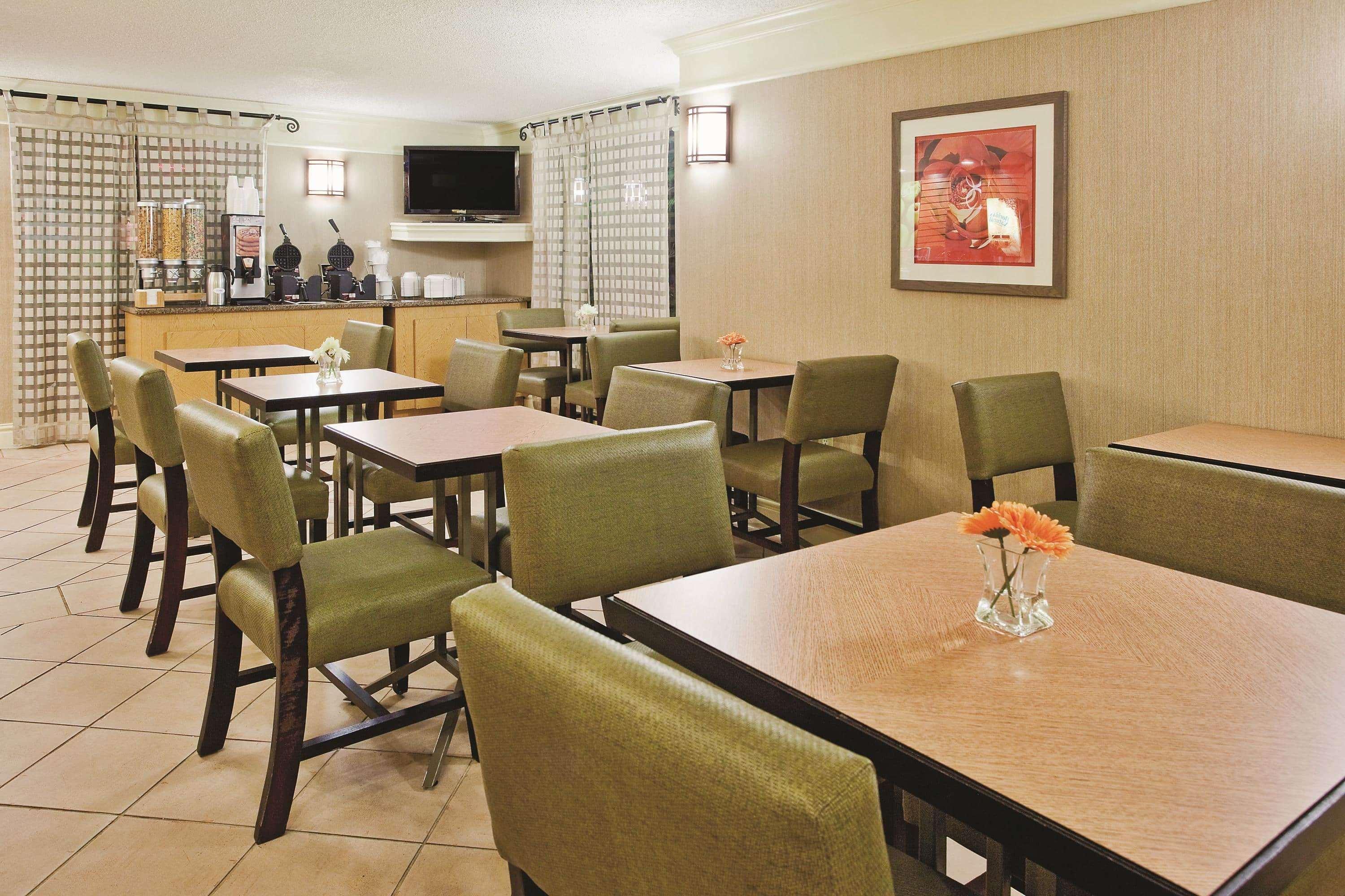 Howard Johnson By Wyndham Columbus Fort Moore Exteriér fotografie